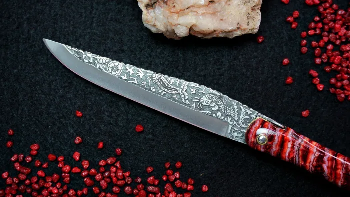 David Dauvillaire - Halb-Unikat: Edition RED KOI 02, brillant, Mammutbackenzahn, guillochierte Biene