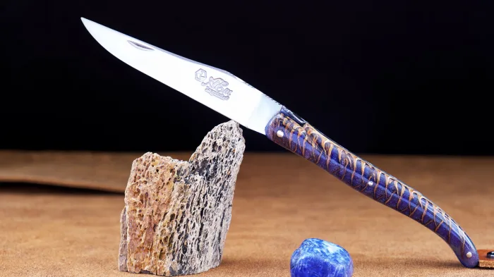 Laguiole du Barry - Edition TANNOZ 04, guillochierte Biene, Tannenzapfen, brosse, BLUE