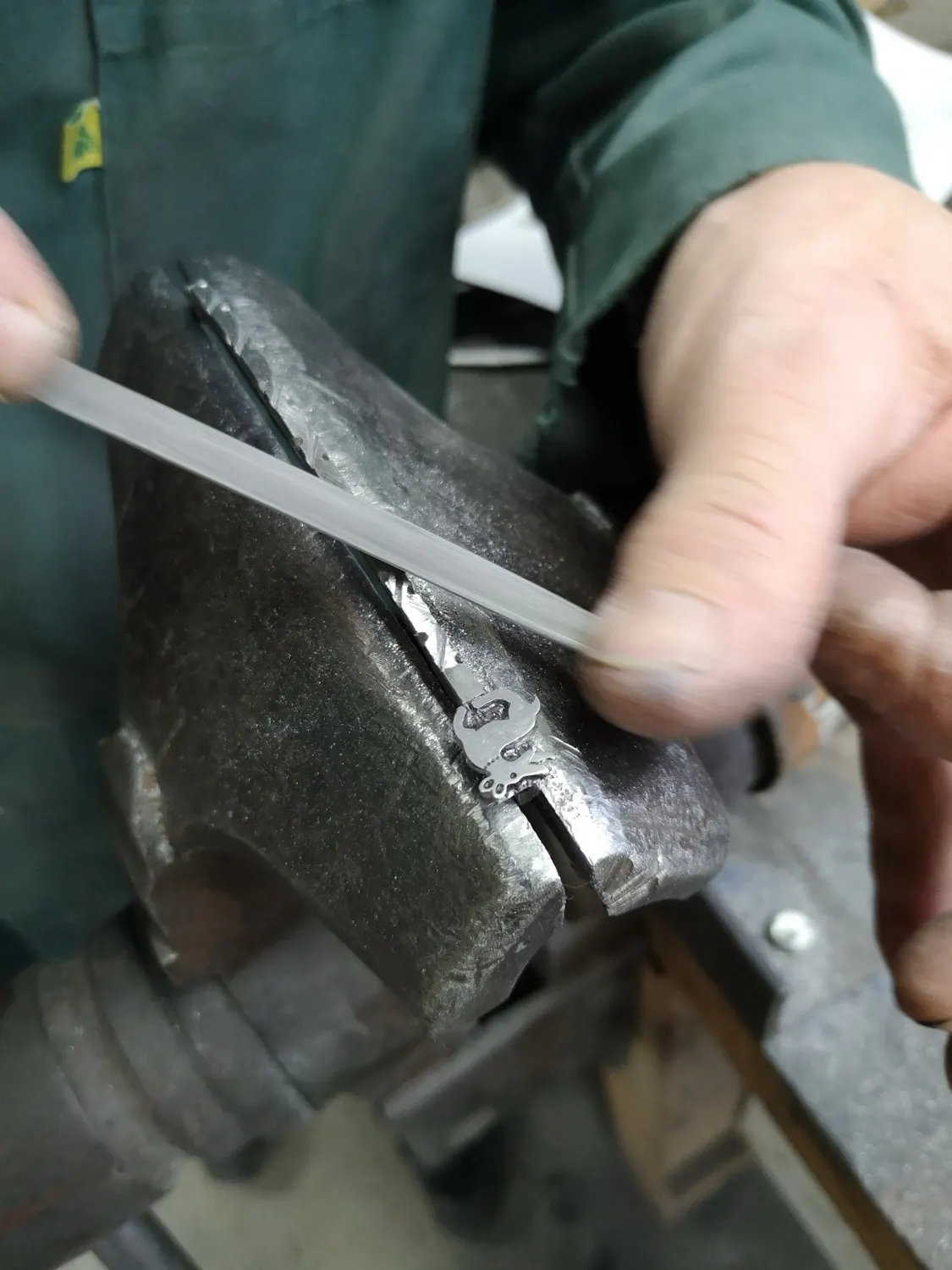 Die Biene wird von Hand nachgearbeitet, das Messer dafür im Schraubstock gehalten.