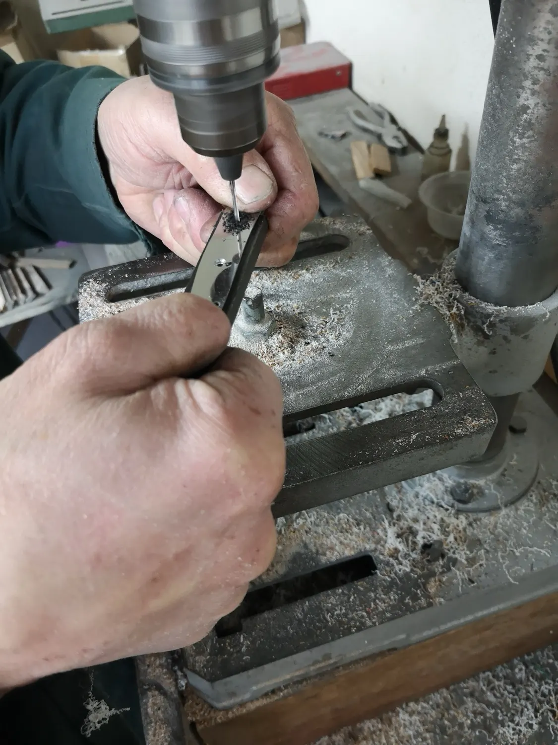 An der Ständerbohrmaschine. Die Löcher für die Nieten müssen durch Platine und Griffschale in einem Zug gehen.
