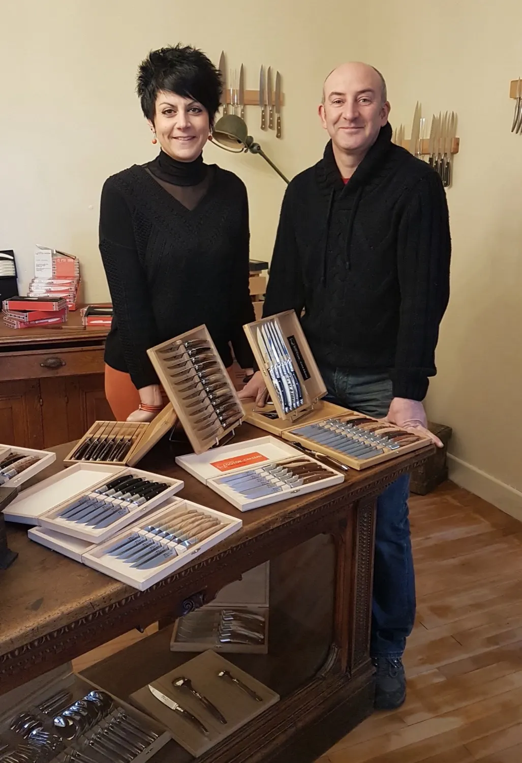 Magali und Vincent im Ausstellungsraum, vor den Kassetten mit den fertigen Bestecken.