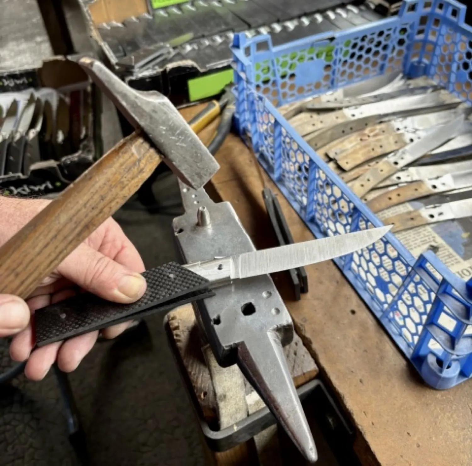 Gerichtet wird mit dem Hammer. Eine Feder, die einen Hauch zu weit steht, drückt die Klinge später aus der Mitte.