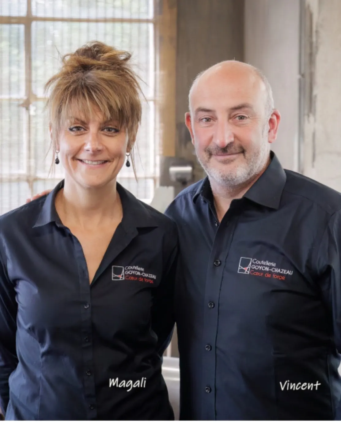 Magali und Vincent führen das Haus. Auf den Hemden steht, was darunter steht: Coutellerie Goyon-Chazeau.